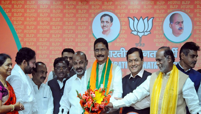 బీజేపీలో చేరిన కాంగ్రెస్ నేత మర్రి శశిధర్ రెడ్డి