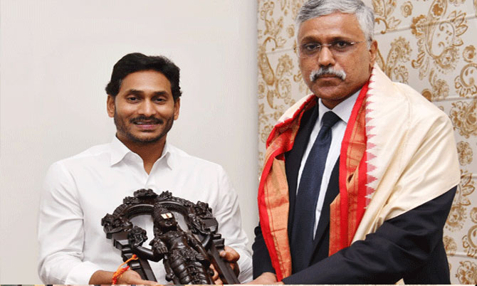 జగన్‌ను కలిసిన గిరిధర్ అరమణే.. సీఎస్ పదవికోసం చర్చ..?