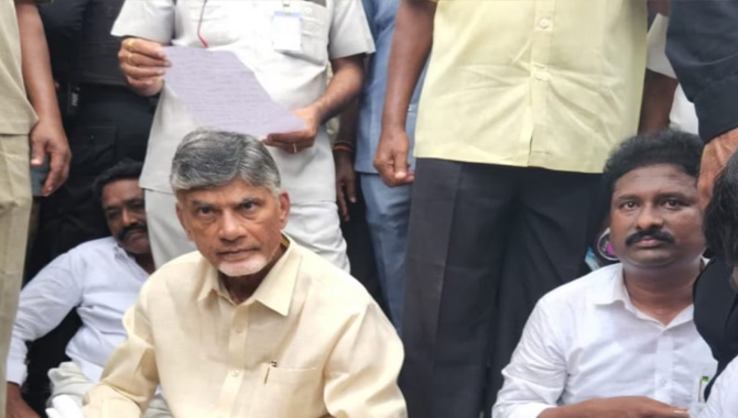 చంద్రబాబును అడ్డుకున్న పోలీసులు.. పోలవరం వద్ద హైటెన్షన్