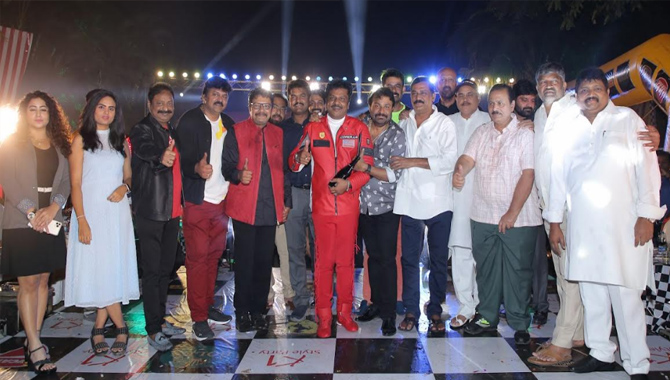 హైదరాబాద్ లో మొట్ట మొదటి సారి F1 రేస్ కార్స్ తో…K1 స్టైల్ థీమ్ ఫ్యాషన్ షో మోడల్స్ అదరహో అనిపించారు…