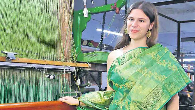 సిరిసిల్లలో పర్యటించిన అమెరికా చేనేత పరిశోధకురాలు కైరా