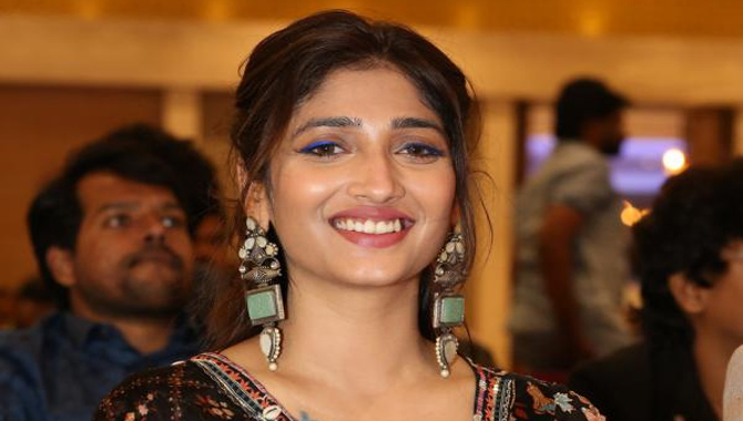 ముఖచిత్రం హీరోయిన్ ప్రియా వడ్లమాని ఫోటో గ్యాలరీ