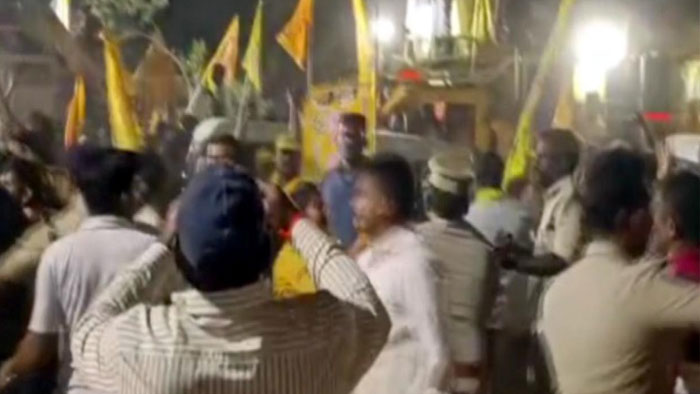 మద్యం మత్తులో తెలుగు తమ్ముళ్ల వీరంగం.. చంద్రబాబు ముందే..