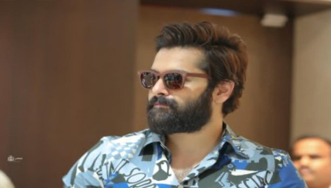 మ్యాన్లీ లుక్‌తో అద‌ర‌గొడుతున్న రామ్