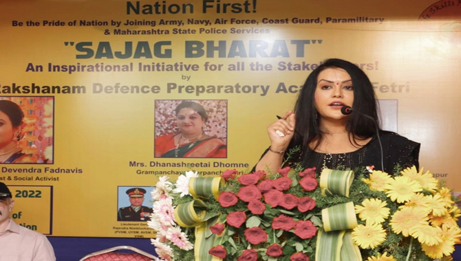 ప్రధానిపై ఫడ్నవీస్ సతీమణి సంచలన వ్యాఖ్యలు