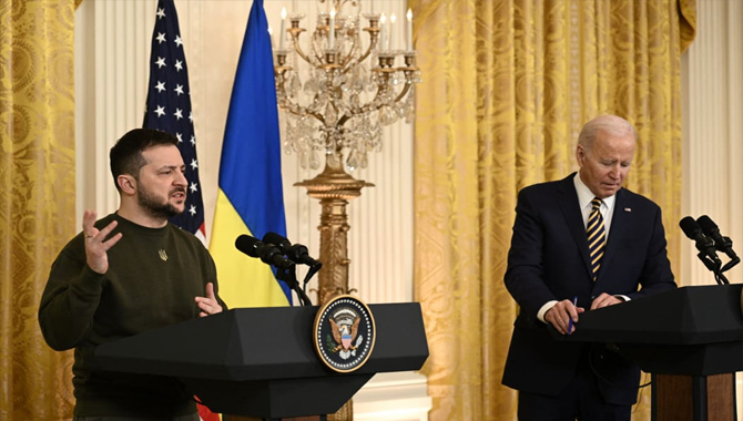 ఉక్రెయిన్ అధ్యక్షుడిపై ప్రశంసలు ఉక్రెయిన్ అధ్యక్షుడిపై ప్రశంసలు