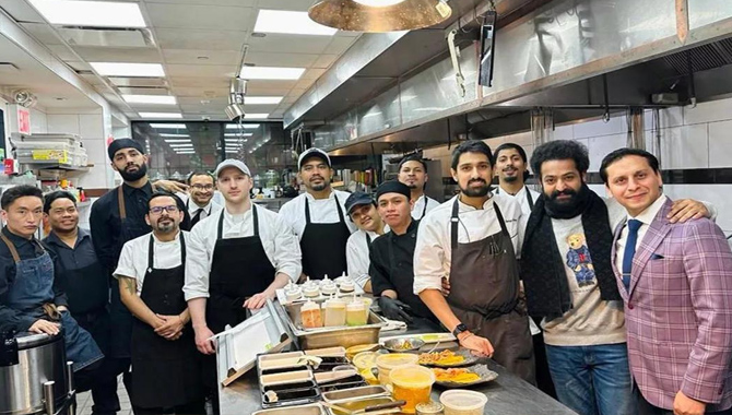 అమెరికాలోని తెలుగు రెస్టారెంట్ లో ఎన్టీఆర్…