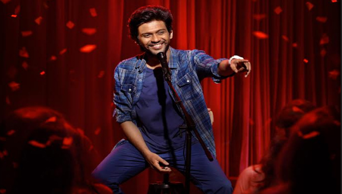 యూవీ క్రియేషన్స్ సినిమాలో స్టాండప్ కమెడియన్ పాత్రలో నవీన్ పోలిశెట్టి లుక్