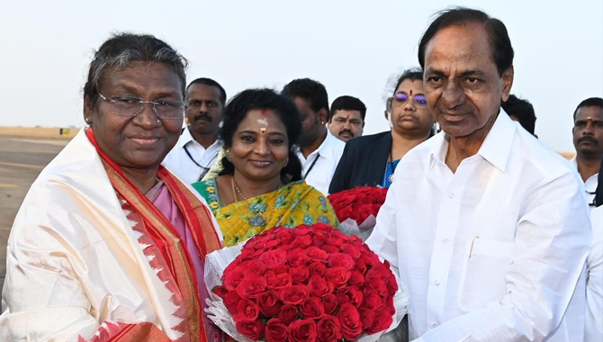 రాష్ట్రపతి ద్రౌపది ముర్ముకు స్వాగతం పలికిన సీఎం కేసీఆర్