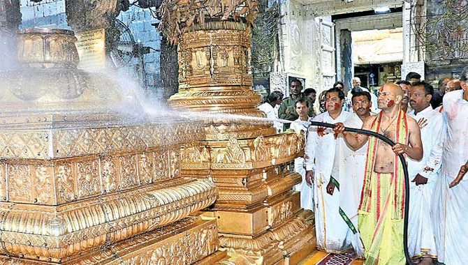 శ్రీవారి ఆలయంలో కోయిల్ ఆళ్వార్ తిరుమంజనం