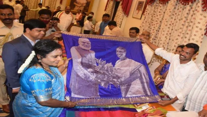 సిరిసిల్ల నేత కళాకారుడికి గవర్నర్ అభినందనలు