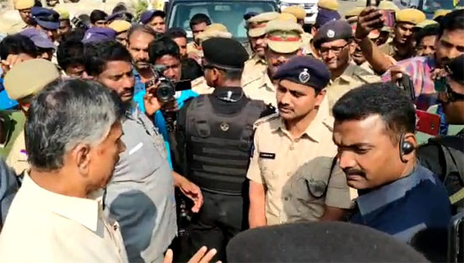 చంద్రబాబును అడ్డుకున్న పోలీసులు