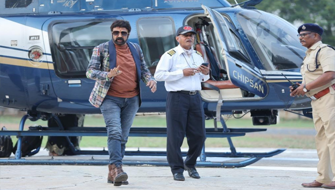 వీరసింహ రెడ్డి ప్రీ రిలీజ్ ఈవెంట్  కోసం ఛాపర్ లో లాండింగ్ అయిన బాలకృష్ణ