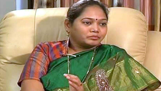 రాజకీయాల్లో ఉంటే వైసీపీలోనే.. లేకపోతే ఇంట్లో