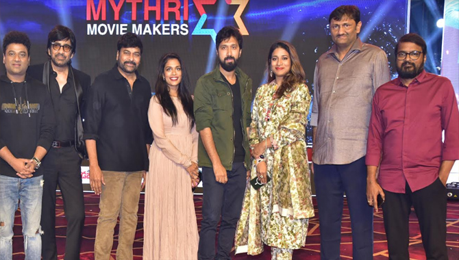 ‘వాల్తేరు వీరయ్య’ ప్రతి ఒక్కరిని అలరించే నిఖార్సయిన కమర్షియల్ ఎంటర్ టైనర్.. ప్రేక్షకులు సీట్ ఎడ్జ్ లో కూర్చుని చూస్తారు: చిరంజీవి