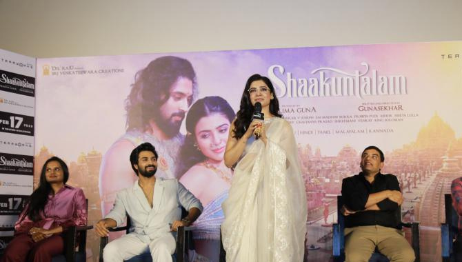 గుణ శేఖర్గారిలాంటి ఎపిక్ ఫిల్మ్ మేకర్తో.. దిల్రాజుగారిలాంటి ప్యాషనేట్ పర్సన్తో ‘శాకుంతలం’ లాంటి విజువల్ వండర్లో వర్క్ చేయటం నా అదృష్టం : సమంత గుణ శేఖర్గారిలాంటి ఎపిక్ ఫిల్మ్ మేకర్తో.. దిల్రాజుగారిలాంటి ప్యాషనేట్ పర్సన్తో ‘శాకుంతలం’ లాంటి విజువల్ వండర్లో వర్క్ చేయటం నా అదృష్టం : సమంత