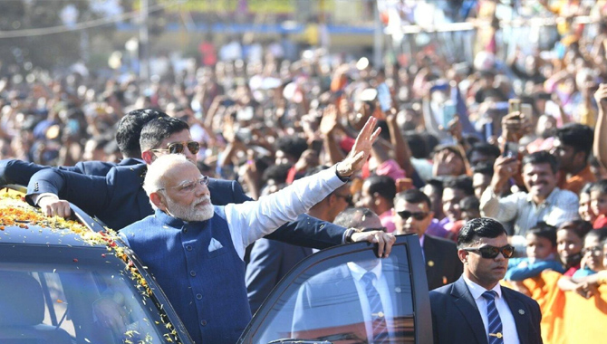 ప్రధాని మోదీ రోడ్ షోలో  భద్రతా వైఫల్యం… ఆకస్మాత్తుగా