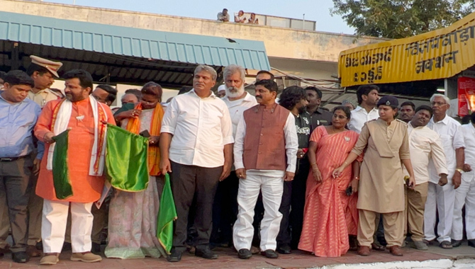 వందే భారత్ ఎక్స్‌ప్రెస్ కు స్వాగతం పలికిన జీవీఎల్, పాతూరి నాగభూషణం, కేశినేని నాని, మల్లాది విష్ణు