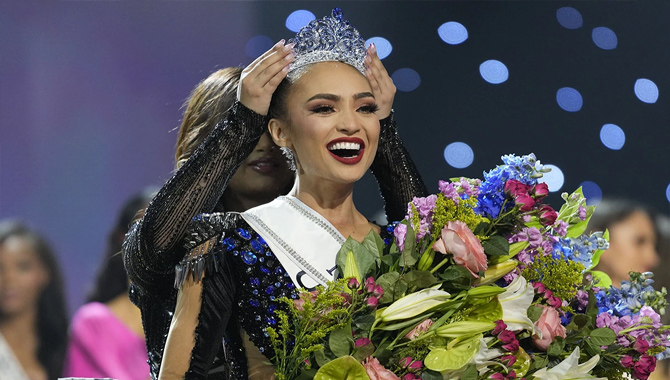 అమెరికా సుందరికి మిస్ యూనివర్శ్ కిరీటం