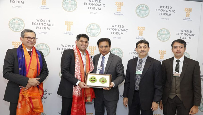 మంత్రి కేటీఆర్‌ తో టీవీఎస్ మోటార్ కంపెనీ ఎండీ సుదర్శన్ వేణు సమావేశం