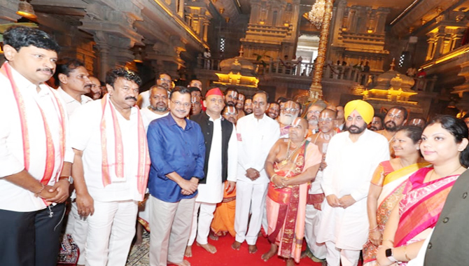 యాదాద్రి లక్ష్మీనరసింహ స్వామిని దర్శించుకున్న ముఖ్యమంత్రులు