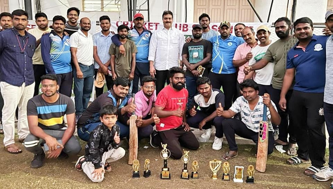 విజేతలకు ట్రోపిని అందజేసిన టీడీపీ రాష్ట్ర కార్యనిర్వాహక కార్యదర్శి మన్నవ మోహనకృష్ణ