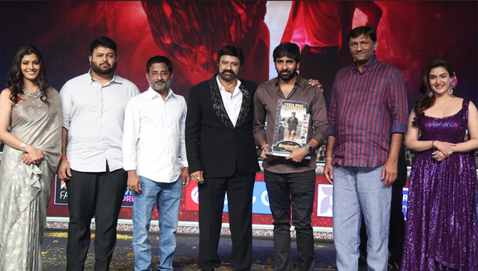 మంచి సినిమాలు ఇవ్వండని మమ్మల్ని పోత్సహిస్తున్న ప్రేక్షక దేవుళ్లుందరికీ కృతజ్ఞతలు: బాలకృష్ణ