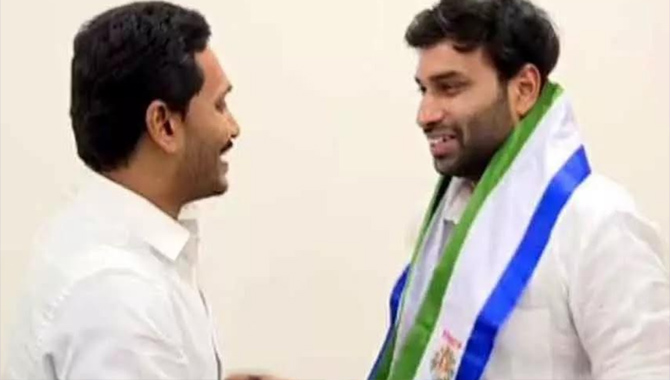 బెజవాడ ఈస్ట్‌ టికెట్‌పై దేవినేని అవినాష్‌కి గురి.. వైసీపీ ప్లాన్ కూడా అదేనా..!?