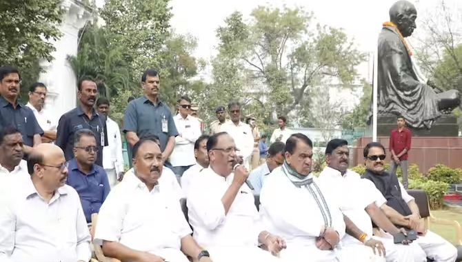 మండలి చైర్మన్  గుత్తా కీలక వ్యాఖ్యలు.. రాజ్యాంబద్ధ పదవిలో ఉన్నవారు