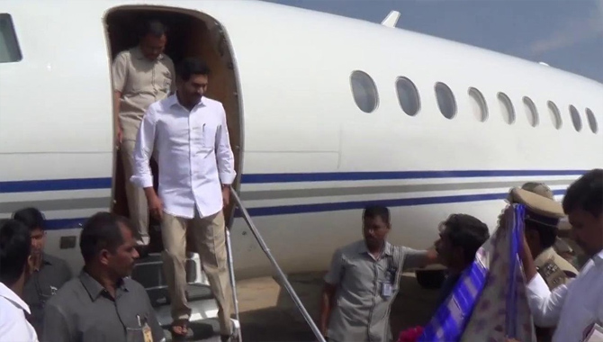 సీఎం వైఎస్ జగన్ ప్రయాణిస్తున్న విమానం అత్యవసర ల్యాండింగ్