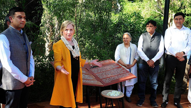 గుజరాత్‌లో హిల్లరీ క్లింటన్ పర్యటన