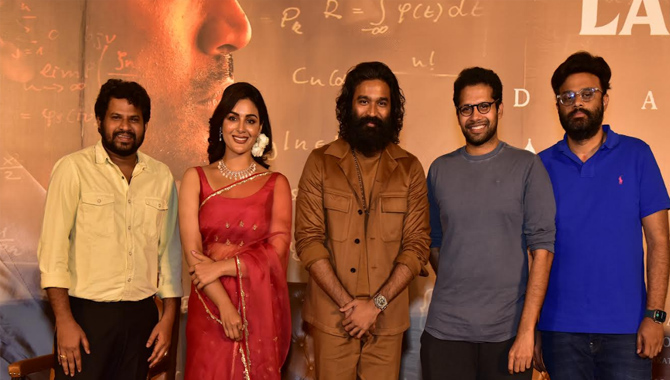 పేద విద్యార్థుల చదువు కోసం మాష్టారు పోరాటం.. ఆకట్టుకుంటున్న ‘సార్’ ట్రైలర్