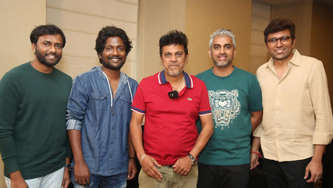 ‘రైటర్ పద్మభూషణ్‌’ చిత్ర యూనిట్ ని అభినందించిన కన్నడ సూపర్ స్టార్ శివరాజ్ కుమార్