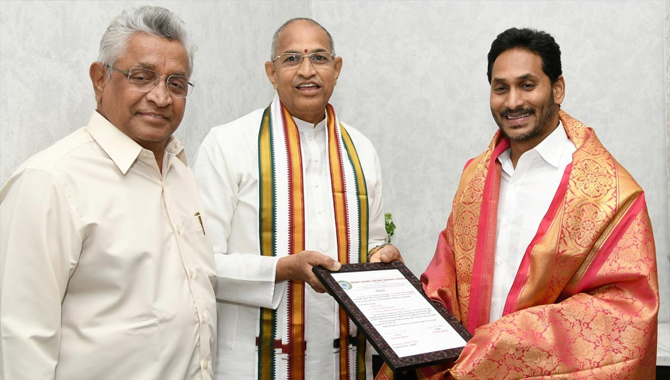 సీఎం వైఎస్ జగన్ ను కలిసిన ఆద్యాత్మిక ప్రవచనకర్త చాగంటి