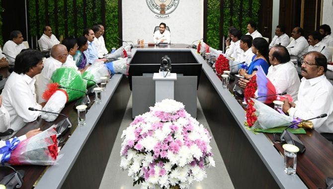 ఎమ్మెల్సీ అభ్యర్థులతో క్యాంపు కార్యాలయంలో వైయ‌స్ జ‌గ‌న్ భేటీ