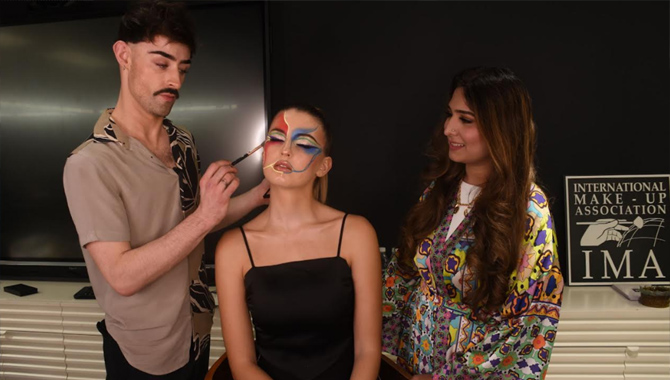 హైదరాబాద్ లో  ప్రముఖ అంతర్జాతీయ సెలెబ్రిటీ మేకప్ డిజైనర్  జేమ్స్ మాక్…