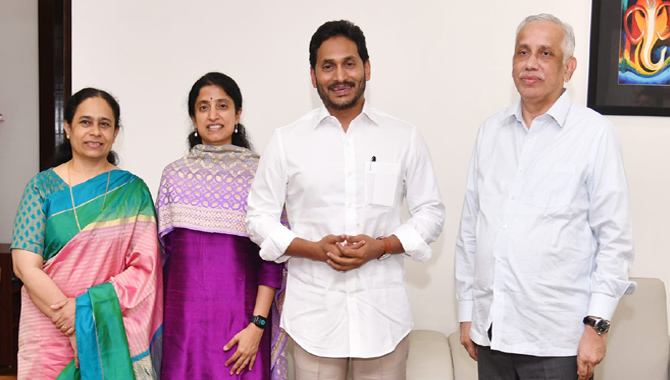నూతన గవర్నర్ అబ్దుల్ నజీర్ ను కలిసిన సీఎం జగన్