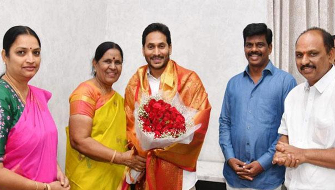 వైఎస్ఆర్సీపీ ఎమ్మెల్సీ అభ్యర్థి వాల్మీకి మంగమ్మ ఏకగ్రీవ ఎన్నిక