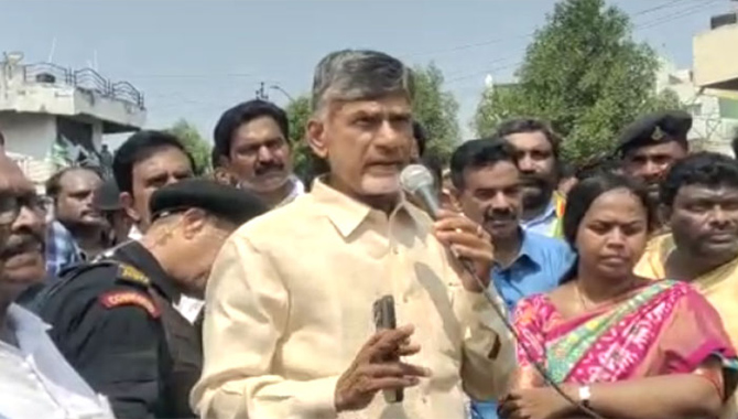 గన్నవరం పాకిస్థాన్ లో ఉందా? : చంద్రబాబు