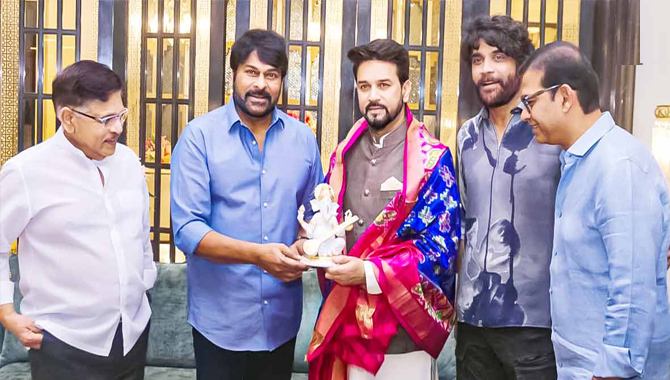 కేంద్ర మంత్రి అనురాగ్ తో చిరంజీవి, నాగార్జున భేటీ