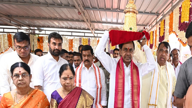 తిమ్మాపూర్ శ్రీ వేంకటేశ్వర స్వామి బ్రహ్మోత్సవాల్లో సీఎం కేసీఆర్‌ దంపతులు