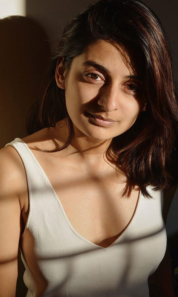 గ్లామ‌ర్ డోస్ పెంచేసిన ఎస్త‌ర్ అనిల్