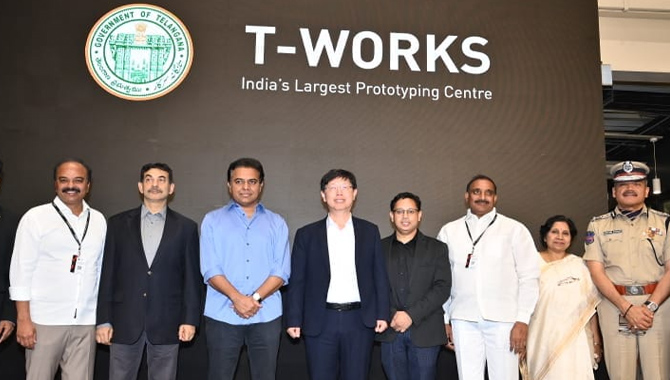 టీ-వర్క్స్ను ప్రారంభించిన ఫాక్స్కాన్ చైర్మన్ యంగ్ లియు, మంత్రి కేటీఆర్ టీ-వర్క్స్ను ప్రారంభించిన ఫాక్స్కాన్ చైర్మన్ యంగ్ లియు, మంత్రి కేటీఆర్