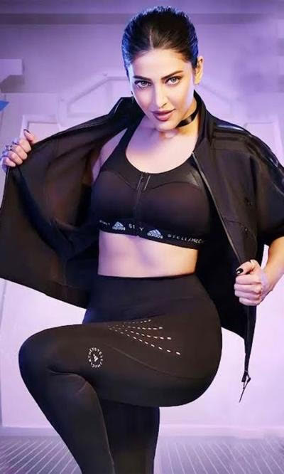 బ్లాక్ డ్రెస్‌లో బ్రూస్‌లీ సిస్ట‌ర్‌లా శృతి