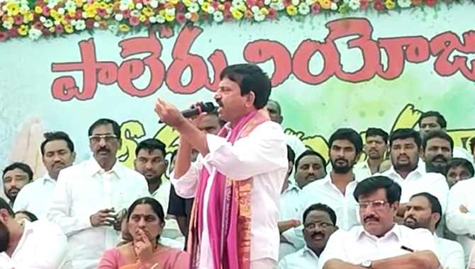 సాధ్యం కాని హామీలు ఇవ్వడంలో ఆయన ముందు