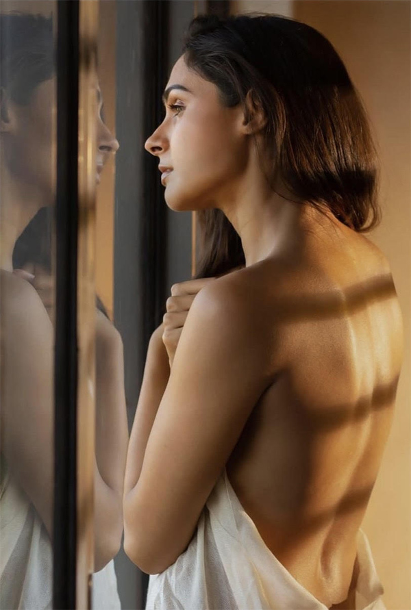 బ్యాక్ అందాల‌తో మ‌త్తెక్కిస్తున్న ఆండ్రియా