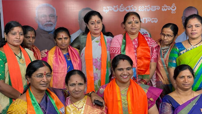 ఎమ్మెల్సీ కవిత దీక్షకు పోటీగా.. బీజేపీ మహిళా మోర్చా ఆధ్వర్యంలో