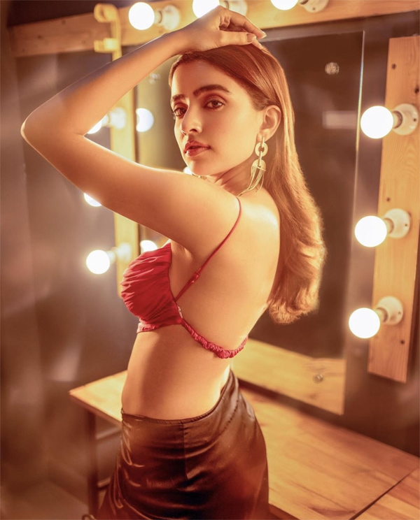 రుక్సార్ అందాల‌కు ఎవ‌రైనా ఫిదా కావాల్సిందే