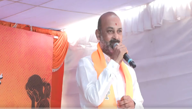 ఢిల్లీలో కాదు..  తెలంగాణలో ఉన్న  ప్రగతిభవన్ ముందు