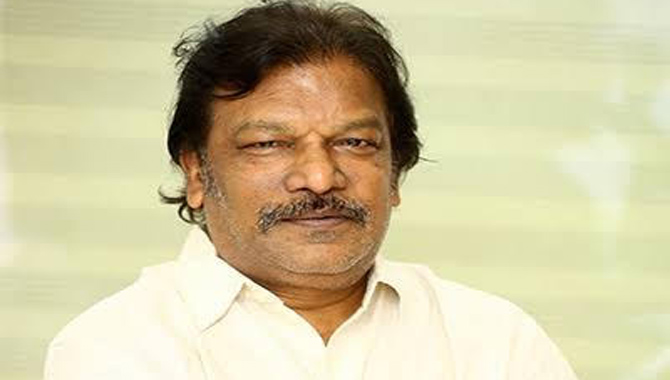 రిస్క్ చేస్తున్న క్రియేటివ్ డైరెక్ట‌ర్